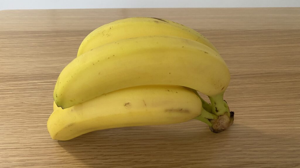 バナナを山型に置いた画像